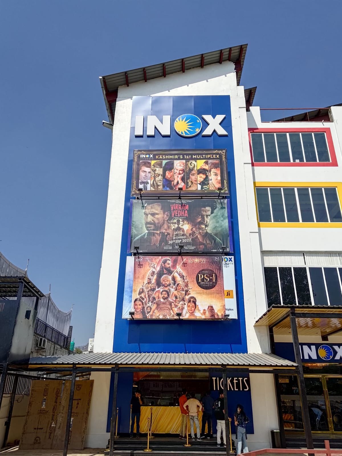 The crowd flocking outside Inox multiplex in Srinagar to watch Vikram Vedha and PS1. (Image source: Vikas Dhar)