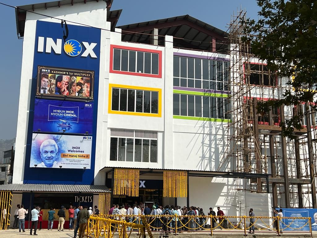 The crowd flocking outside Inox multiplex in Srinagar. (Image source: Vikas Dhar)