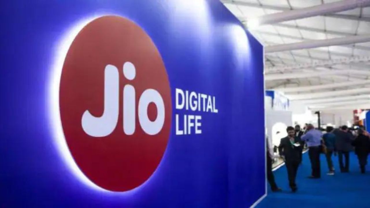 Jio, on its website, describes the AirFiber as a device that is capable of delivering “fibre-like speed over the air without any wires”. Using it is as simple as plugging it in and powering it on for gigabyte-speed internet. (Image sourced from Moneycontrol)