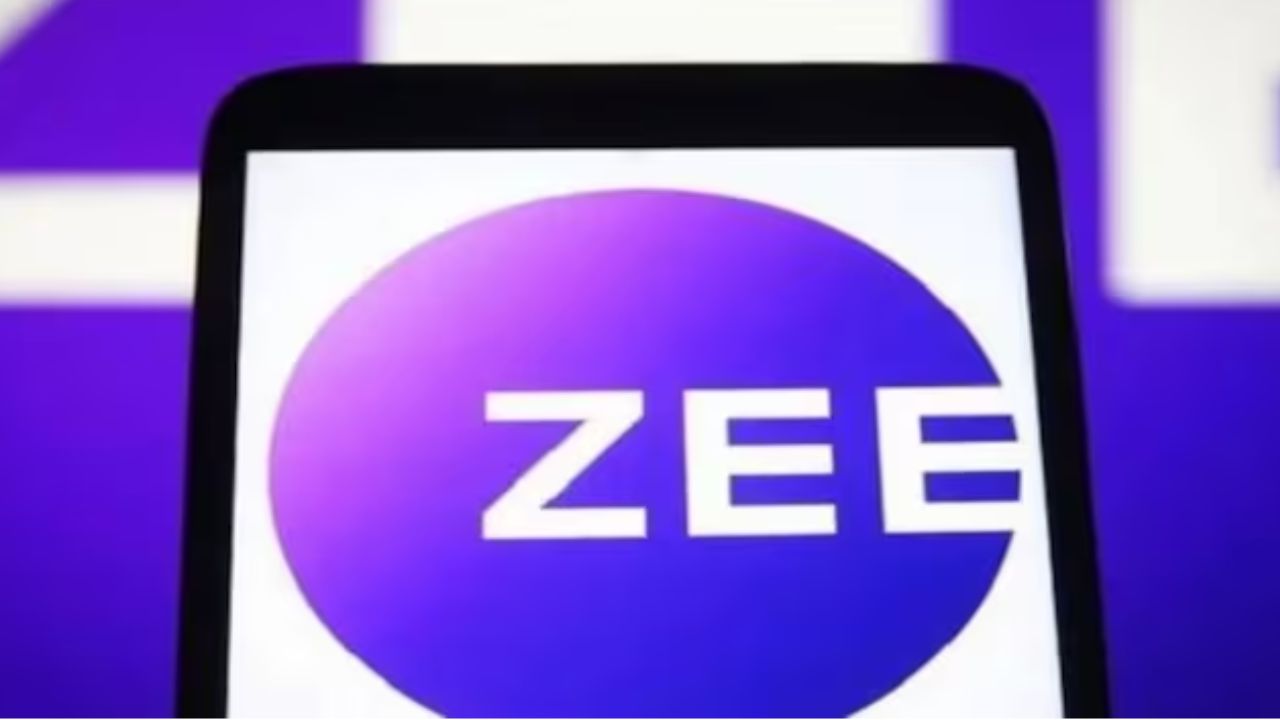 In August 2023, SEBI passed an interim order against promoters Subhash Chandra and his son Punit Goenka, barring them from holding any directorships in listed companies, over allegations of funds siphoning. (Image source: Moneycontrol Hindi)