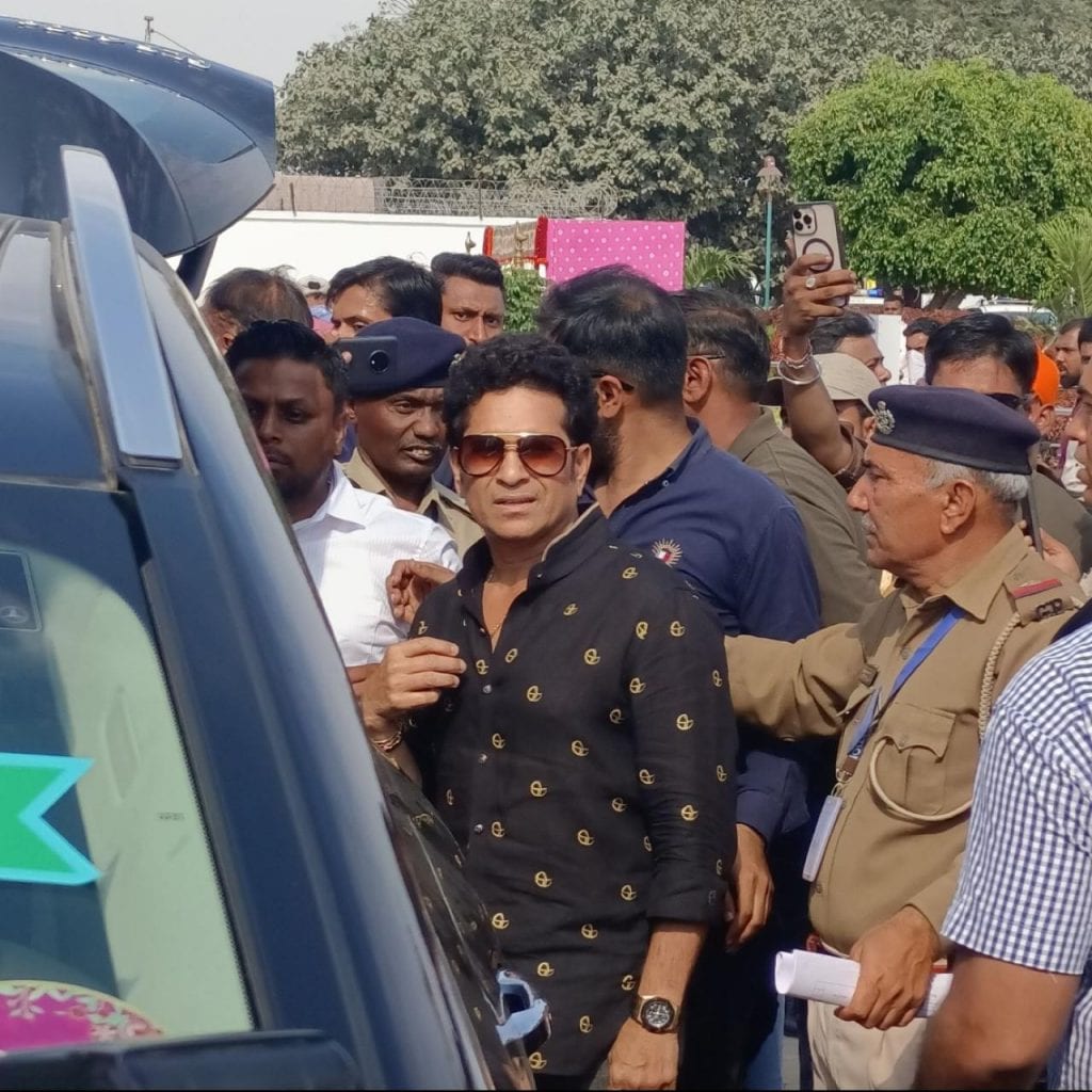 Legendary cricketer Sachin Tendulkar spotted in Jamnagar