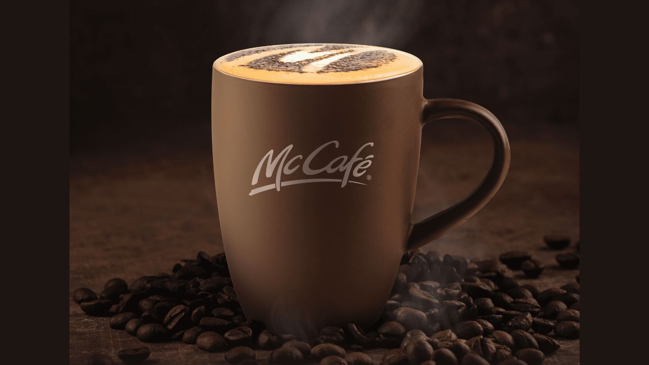 McDonald’s sources Arabica beans for its coffee sustainably, certified by the Rainforest Alliance. Through this collaboration, the brand endeavors to sustainability standards such as biodiversity conservation and prohibiting deforestation.