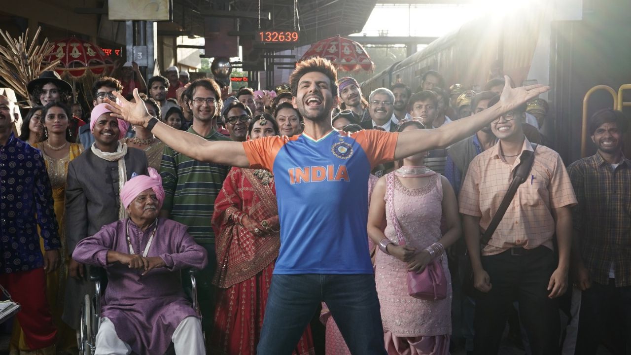 The ad film opens with a shot of the hustling and bustling railway station platform and Kartik Aaryan in a Team India jersey making an announcement.