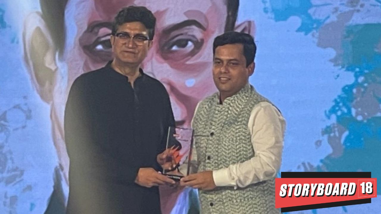 Amrit Raj being felicitated by McCann Worldgroup's Prasoon Joshi at the Mumbai chapter of Visionaries held earlier this year.