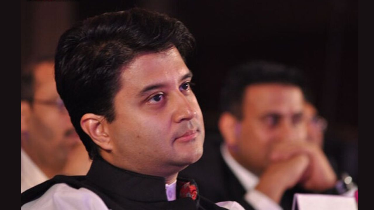 The meeting with the Minister Jyotiraditya Scindia was attended by the likes of Reliance Jio Chairman Akash Ambani and its MD Pankaj Pawar, Rajan Mittal, VC of Bharti Enterprises and Akshaya Moondra, MD, Vodafone Idea, among others. (Image source: News18)