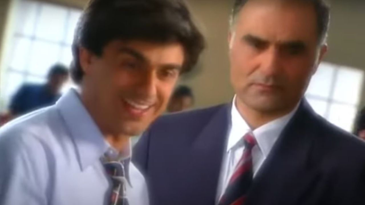 The advertisement features a young Samir Soni, portraying a confident professional in a quintessential 1990s office setting. (Image Source: YouTube)