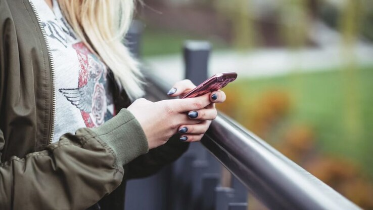Australia plans to ban social media for kids among health concerns