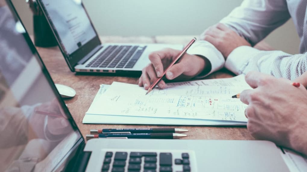 E-commerce industry sees surge in hybrid staffing, AI adoption, talent retention efforts: Report