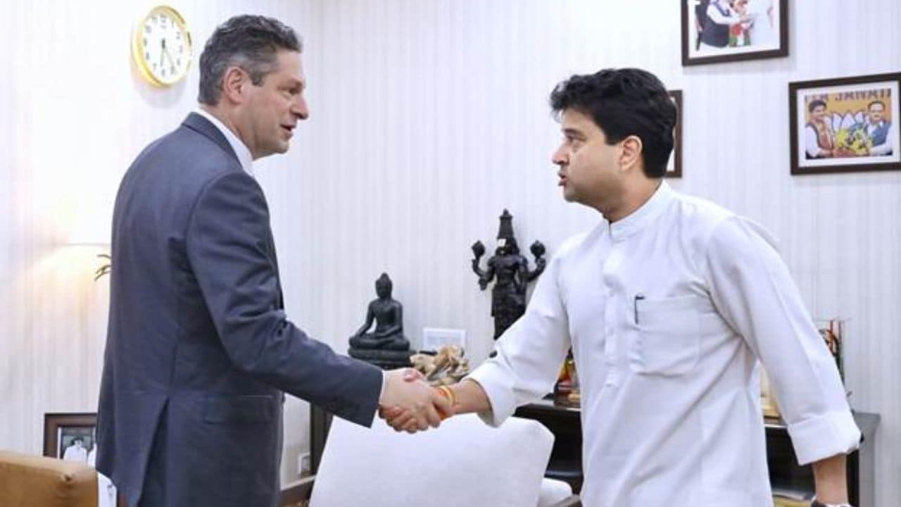 Joel Kaplan, Chief Global Affairs Officer, Meta (left) met the Union Minister of Communication and Development of North East Region, Jyotiraditya Scindia (right) on March 17, 2025 and discussed the effectiveness of ongoing collaboration of DoT and Meta.