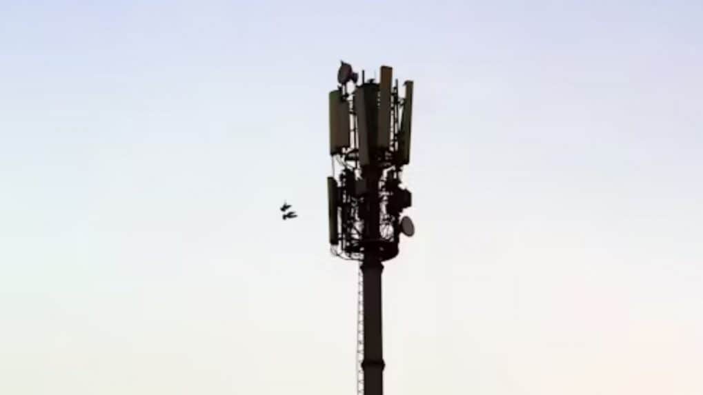 Govt orders telcos to provide uninterrupted services in border areas amid Indo-Pak tension