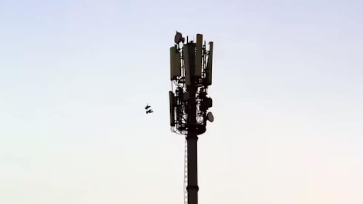 Govt orders telcos to provide uninterrupted services in border areas amid Indo-Pak tension