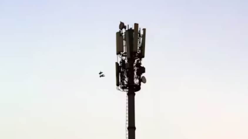 Govt orders telcos to provide uninterrupted services in border areas amid Indo-Pak tension