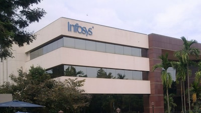 The roles on offer include Specialist Programmer at levels L1 to L3 and Digital Specialist Engineer in trainee positions.