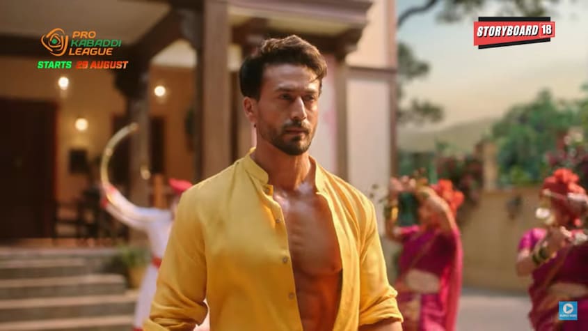 Tiger comes face to face with the neighbours, he defiantly challenges them saying, “Ghus kar maarne ki baatein toh sab karte hain, par yahaan hum kar ke dikhate hain” 