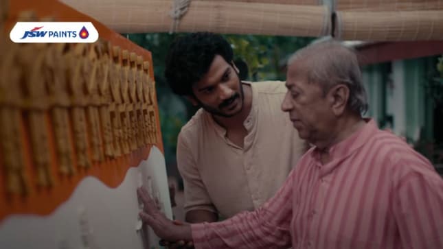 The son guides his visually impaired father’s hand across the painting to help him experience the national flag. The film closes with a note, “Khoobsurti, jo dil ki aankhon se bhi dekhi ja sake.” (Snippet from the film)