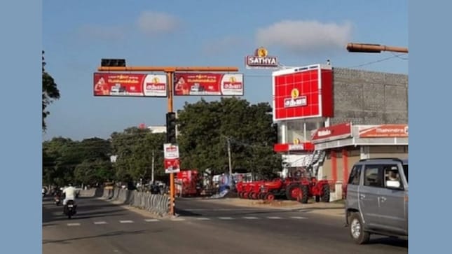 S. Ashok Kumar, Deputy Commissioner of Police (Traffic), noted that blinker lights had been installed at the Red Cross and Chinthamani junctions, with sponsor boards placed by the NGO maintaining them. K. Kathirmathiyon, a member of the District Road Safety Committee, emphasized that any sponsor acknowledgment must comply with size and placement conditions set by the District Collector.