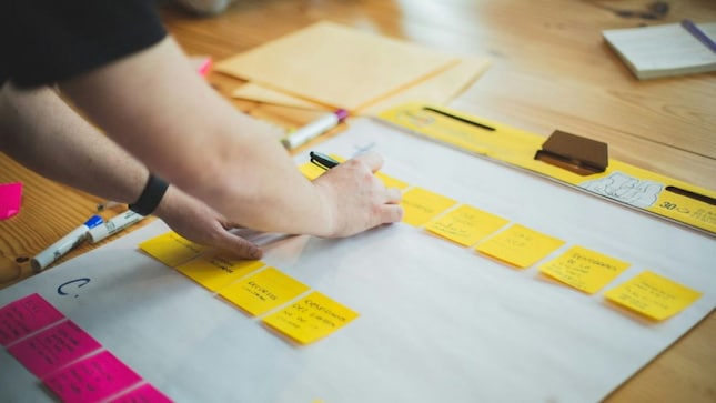 Agencies once measured strength by the size of their marquee accounts. Today, resilience is defined by portfolio diversity, tech adoption, and organizational agility. (Image source: Unsplash)
