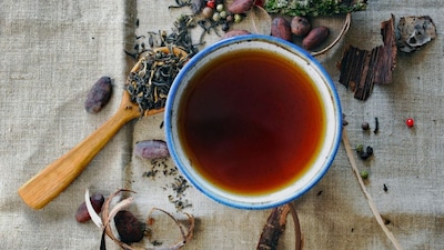 
FSSAI clarified that plant-based or herbal infusions that are not derived from Camellia sinensis may instead fall under proprietary foods or require approval under the regulations governing non-specified foods and ingredients. (Image source: Unsplash)