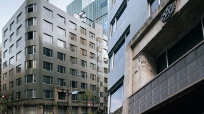 Dentsu Ginza Building, 1933 (in left). Dentsu’s original pentagram logo above the entrance, with two Buddhist deities either side (in right). This building replaced Dentsu’s older office building that was built in 1911 but destroyed by fires following the 1923 earthquake. (Image source: Instagram 'japanpropertycentral')
