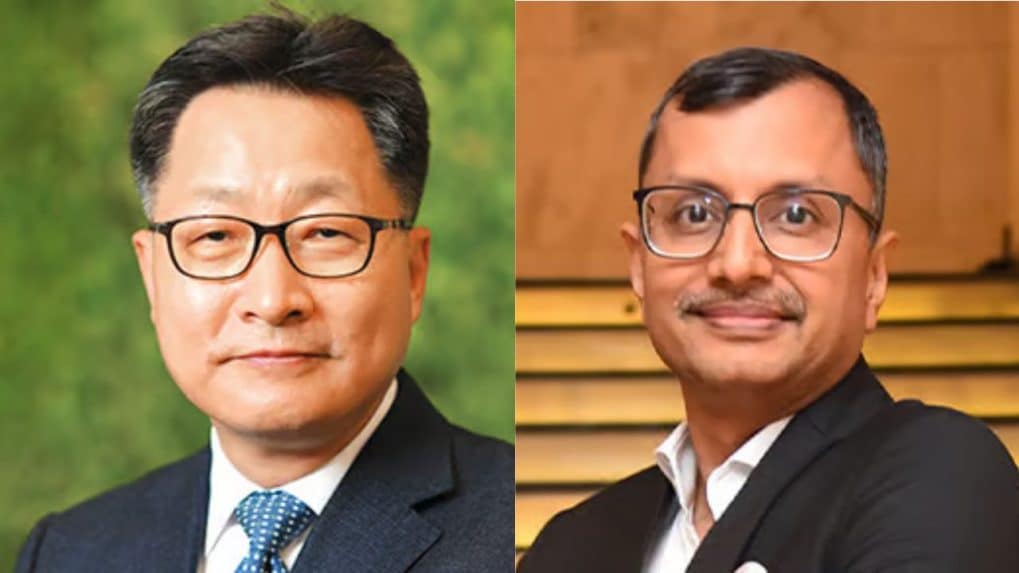 Hyundai Motor India former MD Unsoo Kim (L) and new CEO Tarun  Garg (R).