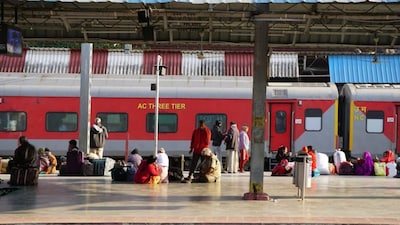 वंदे भारत स्लीपर लॉन्च से पहले रेलवे अधिकारी की 'टॉयलेट मैनर्स' टिप्पणी पर ऑनलाइन बहस छिड़ी.