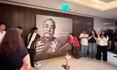 Ogilvy Mumbai ने 2026 की शुरुआत में Piyush Pandey के स्थायी चित्र का अनावरण किया.