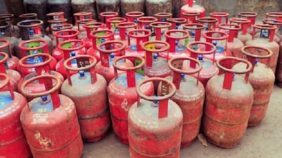 Cognizant, Infosys, and HCLTech adjust operations amid LPG shortage in India due to West Asia tensions. Employees advised to bring food or work remotely.